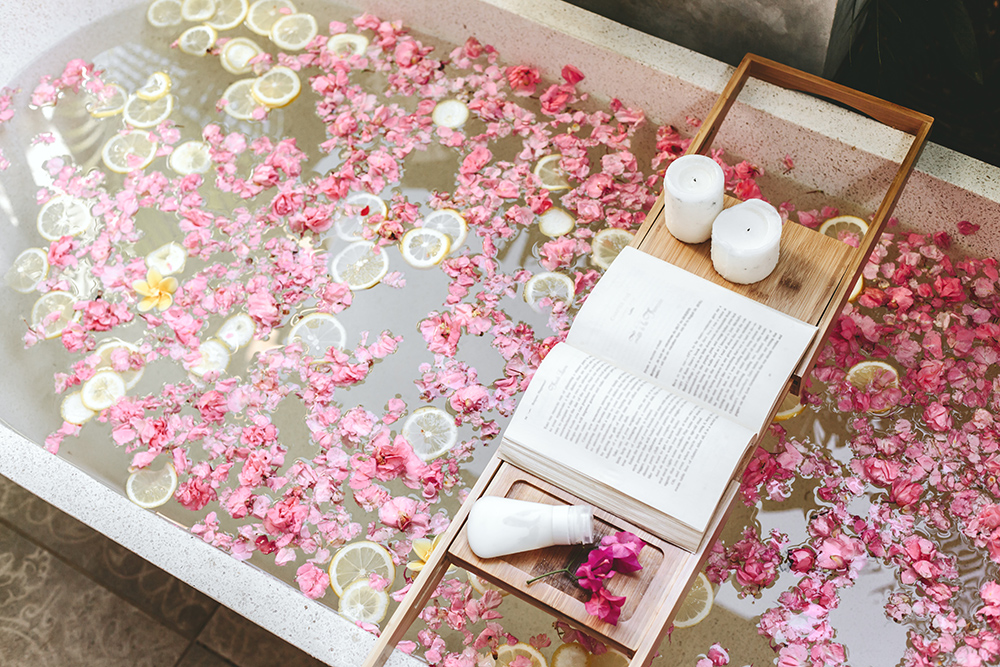 Bath tub with flowers and lemon slices