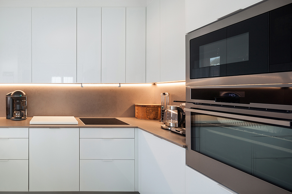 Modern white kitchen with handleless draws and cupboards